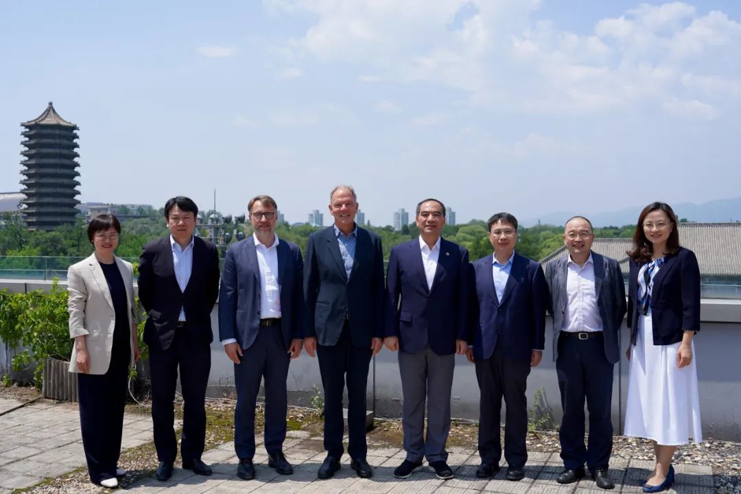 05A05DE9B90BB8EC49D778D86D5_468F4BA4_18DB4