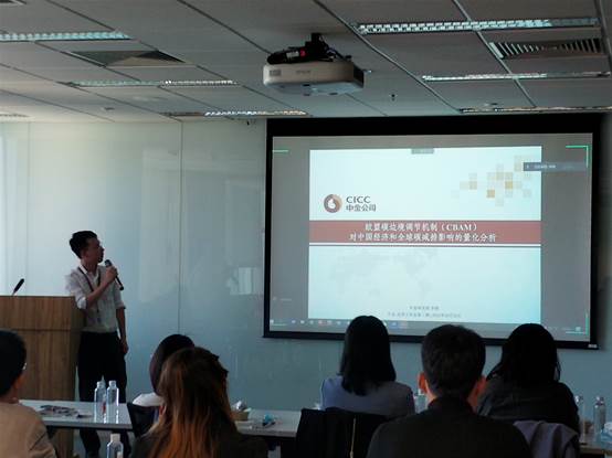 会议室里的人们描述已自动天生